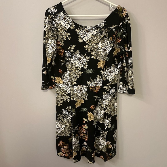 Open back Chrysanthemum patterned dress - Picture 2 of 3